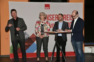 Die MdB Detlev Pilger und Gabi Weber, Mike Weiland und Carsten Göller im Diskurs mit den Mitgliedern
