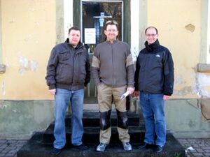 Joachim Hewel, Roland Hofmann und Carsten Göller (v.l.) bei der Besichtigung der Baustelle am Kesterter Bahnhof.